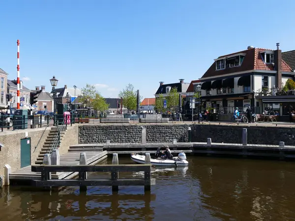 Lemmer (Frizce) De Lemmer (Ijsselmeer 'deki liman kasabası, çok büyük bir göl), Friesland, Hollanda' nın merkezindeki Jetty ve restoranlar