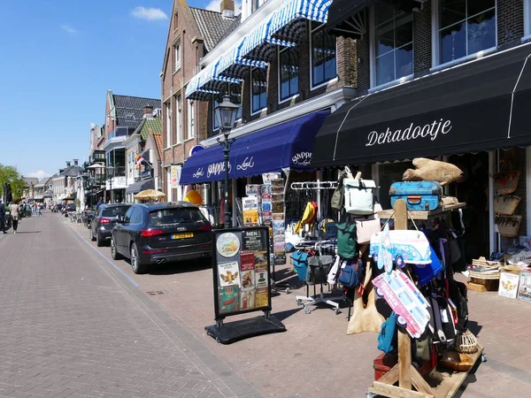Geniş kanalın her iki tarafında da çok sayıda dükkan, restoran ve kafe bulunmaktadır (Dutch) Lemmer (Frizce) De Lemmer (Ijsselmeer 'deki liman şehri, çok büyük bir göl), Friesland, Hollanda