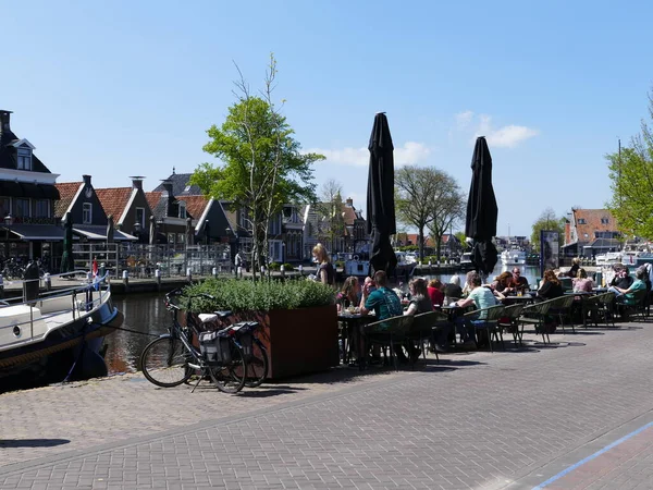 Geniş kanalın her iki tarafında da çok sayıda restoran ve kafe bulunmaktadır (Dutch) Lemmer (Frizce) De Lemmer (Ijsselmeer 'deki liman şehri, çok büyük bir göl), Friesland, Hollanda