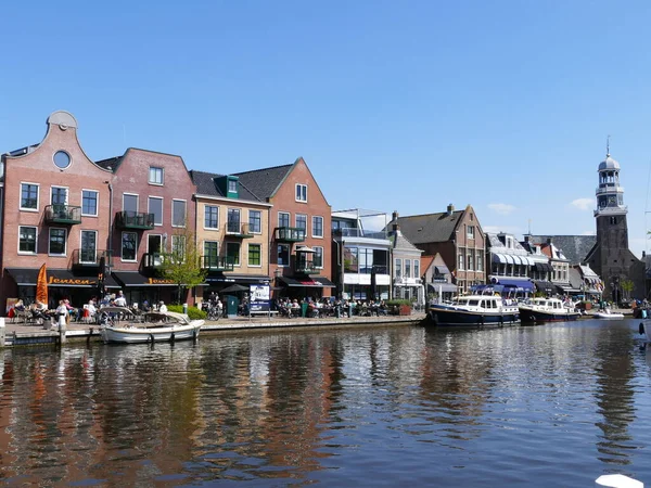 穿过荷兰弗里斯兰的Lemmer 弗里斯兰 Lemmer Ijsselmeer港口城市 一个非常大的湖泊 的快艇和餐馆 — 图库照片