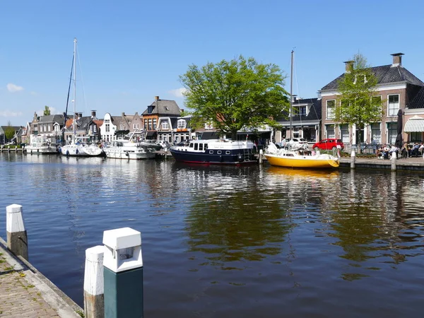 Kanalın rıhtımındaki yatlar (Dutch) Lemmer (Frizce) De Lemmer (Ijsselmeer 'deki liman kasabası, çok büyük bir göl), Friesland, Hollanda