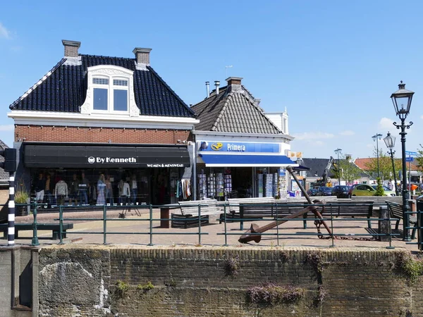 Histórico Barco Ancla Frente Las Tiendas Modernas Holandés Lemmer Frisia — Foto de Stock