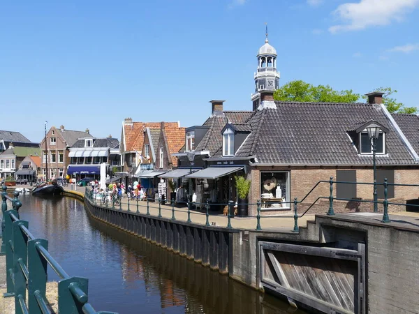 Lemmer (Frizce) De Lemmer (Ijsselmeer 'deki liman kasabası, çok büyük bir göl), Friesland, Hollanda' nın girişindeki kanalın kilidi.