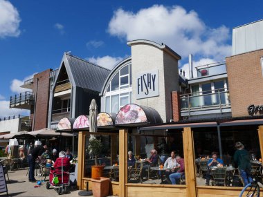 Callantsoog, Kuzey Hollanda, Hollanda 'daki köy meydanında bir restoran.