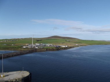 Orkney Anakarasının görüntüsü, sağda yolcu gemisi terminaline giden yol.