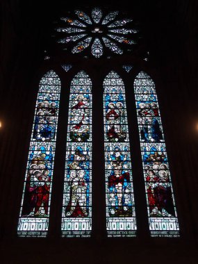 Kirkwall, Orkney Adaları, İskoçya, İngiltere 'deki St Magnus Katedrali' nde renkli vitraylı pencereler