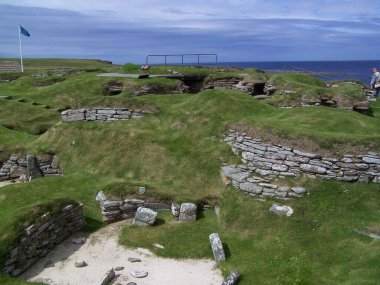 Skara Brae, Orkney Mainland, Orkney Adaları, İskoçya, Birleşik Krallık 'ın Taş Devri arkeolojik alanı UNESCO Dünya Mirası Alanının' Neolitik Orkney 'in Kalbi' adlı bir bölümünü oluşturur.