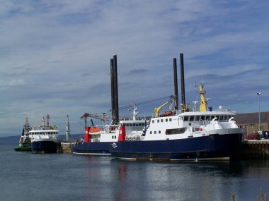 Kirkwall Limanı 'ndaki gemiler, Orkney Adaları, İskoçya, Birleşik Krallık