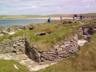Skara Brae, Orkney Mainland, Orkney Adaları, İskoçya, Birleşik Krallık 'ın Taş Devri arkeolojik alanı UNESCO Dünya Mirası Alanının' Neolitik Orkney 'in Kalbi' adlı bir bölümünü oluşturur.
