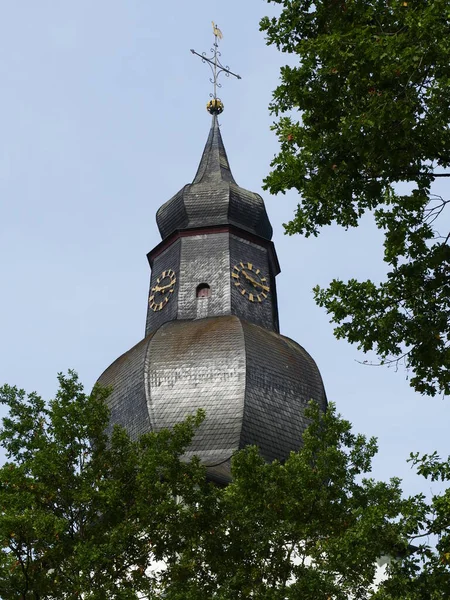 Wieża Kościoła Parafialnego Jana Chrzciciela Attendorn Nadrenia Północna Westfalia Niemcy — Zdjęcie stockowe