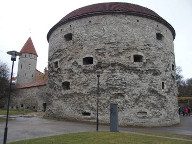 Şehir tahkimatlarının büyük yuvarlak kulesine 