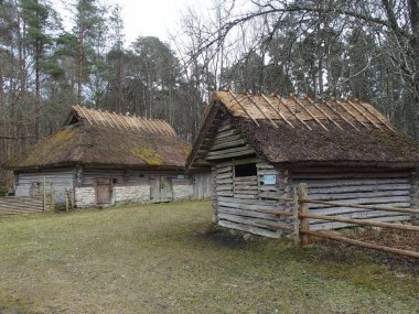 Estonya 'nın Tallinn kenti yakınlarındaki Estonya Açık Hava Müzesi' nde bir çiftliğin ek binaları.