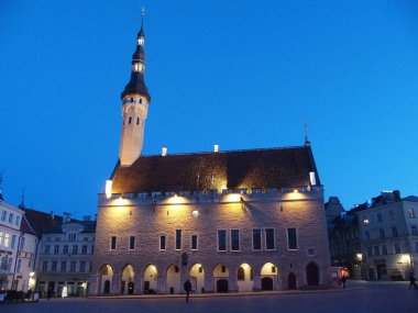 Tarihi Tallinn Belediye Sarayı, Estonya Belediye Meydanı.