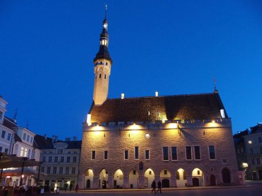 Tarihi Tallinn Belediye Sarayı, Estonya Belediye Meydanı.