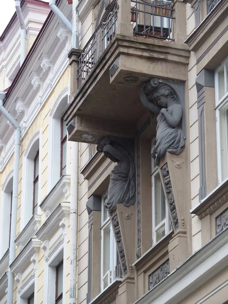 エストニアのタリンにある家のファサードの彫刻 — ストック写真