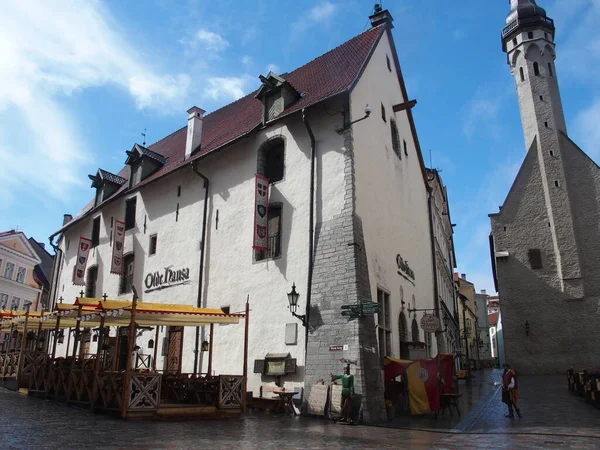 Olde Hansa 历史建筑和爱沙尼亚塔林市政厅后面 — 图库照片
