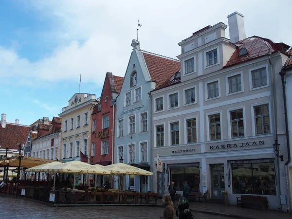 エストニアのタリンにある広々とした人気のあるタウンホール広場には 居心地の良いレストランやカフェが並んでいます — ストック写真