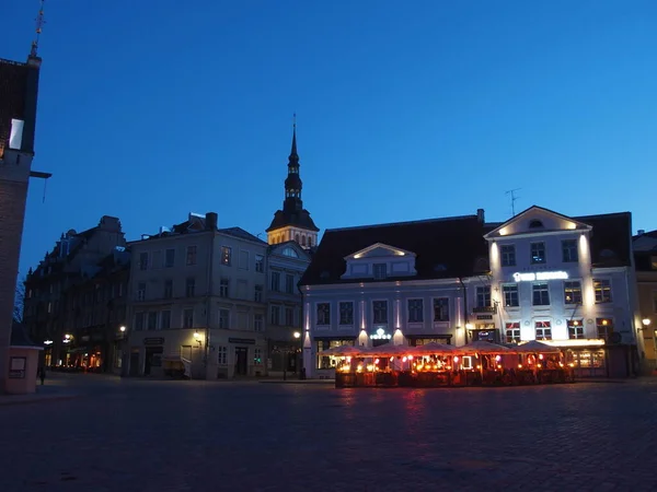 Espaciosa Popular Plaza Del Ayuntamiento Tallin Estonia Está Llena Acogedores —  Fotos de Stock