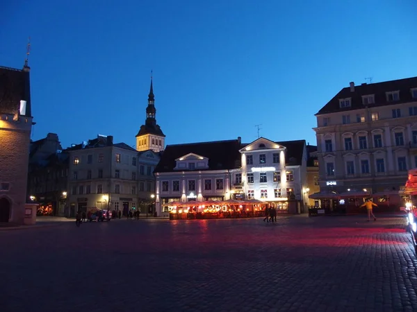 Espaciosa Popular Plaza Del Ayuntamiento Tallin Estonia Está Llena Acogedores —  Fotos de Stock