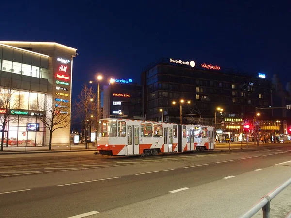 Tram Devant Des Publicités Colorées Tallinn Estonie Nuit — Photo