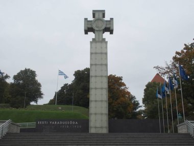 Estonya, Tallinn 'deki Vadabuse Vaeljak Meydanı' nda Özgürlük Haçı, Estonya bayrakları ve solda Avrupa Birliği