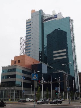 Arka planda Tallinn, Estonya 'daki Radisson Blue otelinin gökdelenden yansıyan başka bir yansıması var.