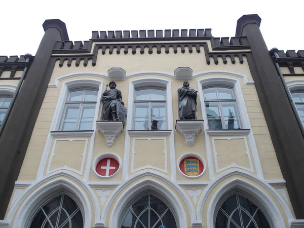 Скульптуры Фасаде Дома Таллинне Эстония — стоковое фото