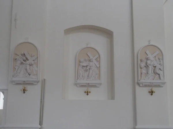 リトアニア シアウライの聖ペテロ大聖堂とパウロ大聖堂におけるイエスの十字架刑の聖書場面 — ストック写真