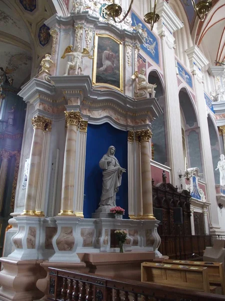 リトアニアのカウナスにある聖ペテロとパウロ大聖堂のマリア像 — ストック写真