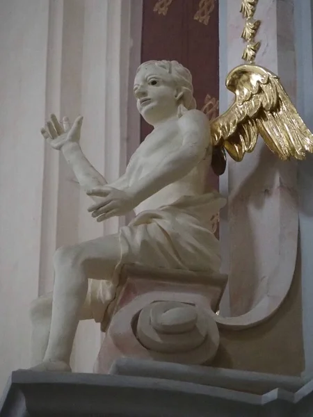 立陶宛考纳斯的圣彼得和保罗大教堂中一位天使的雕塑 — 图库照片