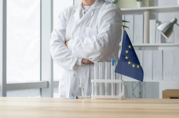 Médico Fica Perto Tubo Ensaio Ampola Seringa Bandeira União Europeia — Fotografia de Stock