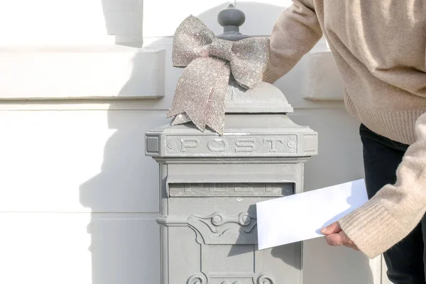 Mão Mantém Uma Carta Põe Caixa Postal Antiquada Perto Casa — Fotografia de Stock