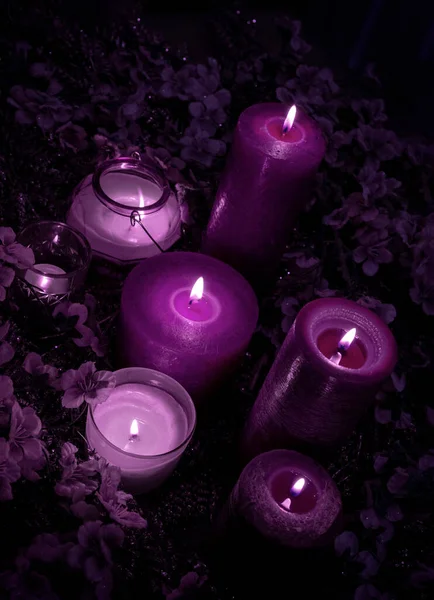 Viele Magische Violette Und Samtene Kerzen Brennen Auf Dem Blauen — Stockfoto