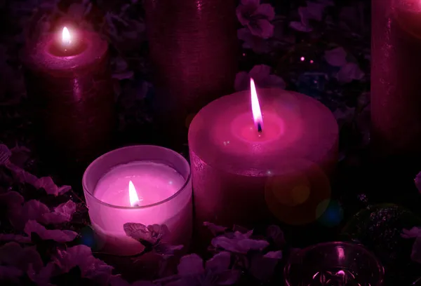 Viele Magische Lila Kerzen Brennen Auf Dem Schwarzen Hintergrund Mit — Stockfoto
