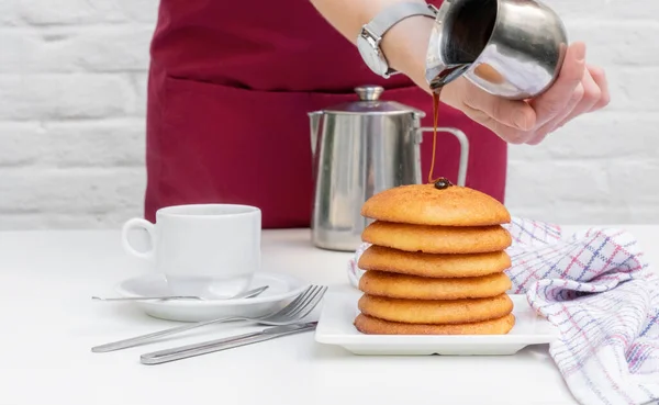 Frauenhände Gießen Pfannkuchen Oder Kekse Ahornsirup Die Nähe Einer Tasse — Stockfoto