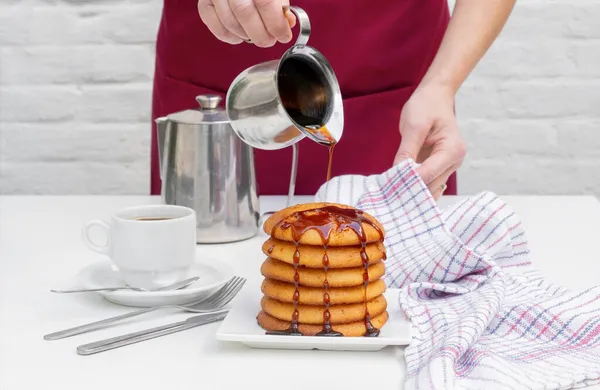 Frauenhände Gießen Pfannkuchen Oder Kekse Ahornsirup Die Nähe Einer Tasse — Stockfoto