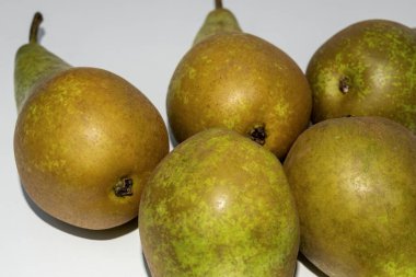 Yeşil Hollandalı Armutlar serada ya da pazarda beyaz arka planda flaş ile.