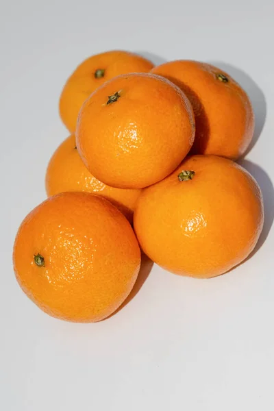 Monte Tangerinas Laranja Fundo Branco Com Flash — Fotografia de Stock