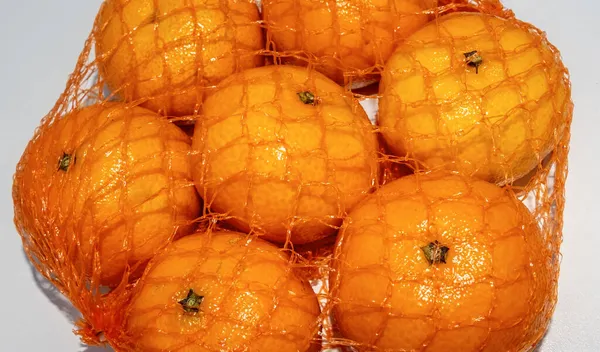 Montón Mandarinas Naranjas Bolsa Cuerda Fondo Blanco Con Flash —  Fotos de Stock