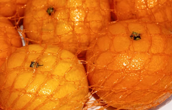Montón Mandarinas Naranjas Bolsa Cuerda Fondo Blanco Con Flash —  Fotos de Stock