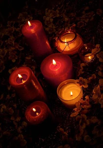 Viele Magische Lila Und Rote Kerzen Brennen Auf Dem Schwarzen — Stockfoto