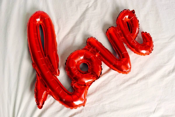 Letras Vermelhas Amor Para Festa Dia Dos Namorados Mãos Cama — Fotografia de Stock