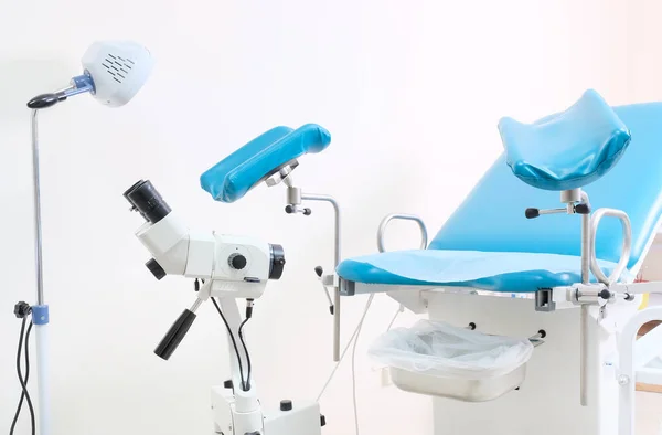 椅子や機器と診療所の婦人科室 検査のためのツール女性の健康 ストック写真