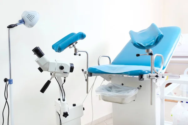 椅子や機器と診療所の婦人科室 検査のためのツール女性の健康 — ストック写真