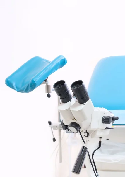 椅子や機器と診療所の婦人科室 検査のためのツール女性の健康 ロイヤリティフリーのストック写真