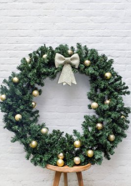 Beyaz arkaplanda dekoratif çelenk.