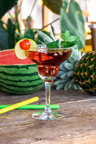 Cocktail Woowoo Kers Limoen Munt Cranberrysap Wodka Met Watermeloen Ananas — Stockfoto