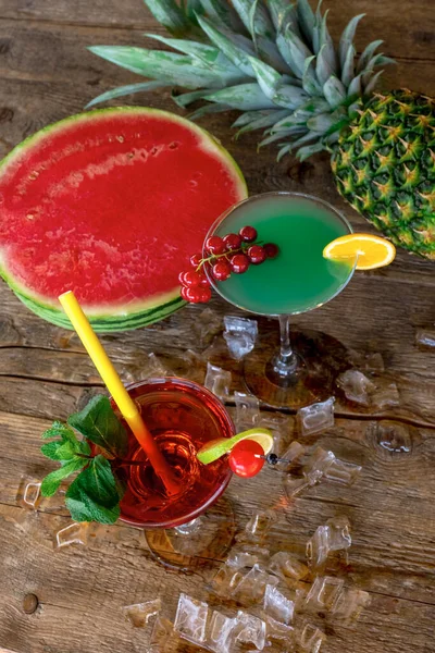 Zwei Cocktails Woowoo Und Blue Curasao Mit Wassermelone Ananas Und — Stockfoto