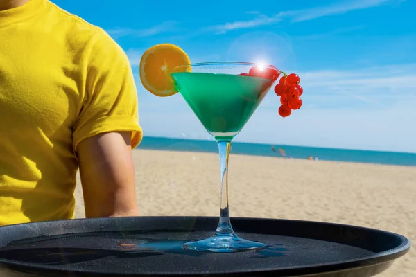 Kellner Hält Cocktail Blue Curacao Mit Melonenlikör Ananassaft Johannisbeere Und — Stockfoto