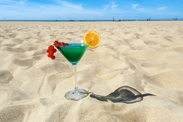Cocktail Blue Curacao Com Licor Melão Suco Abacaxi Groselha Laranja — Fotografia de Stock